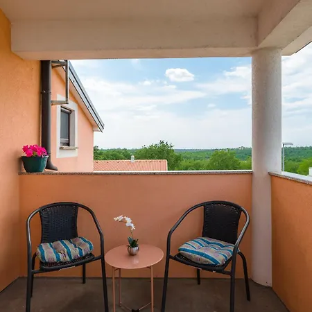 Appartement Orhidea In A Peaceful Setting Near