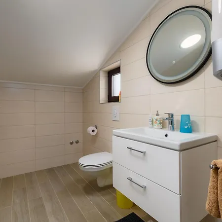 Orhidea In A Peaceful Setting Near Appartement Umag