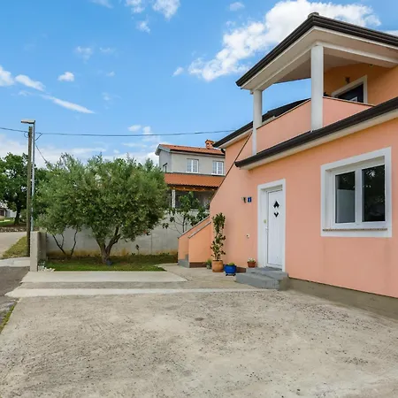 Appartement Orhidea In A Peaceful Setting Near